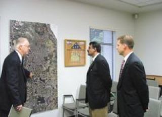 Indian political leader tours Bonney Lake area