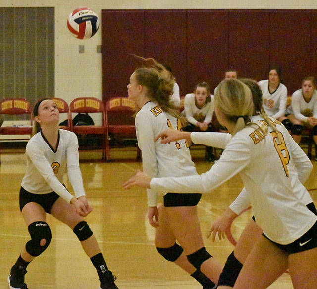 Hornet Kira HaWaaboo pits the ball into play as teammates charge into position. Photo by Kevin Hanson