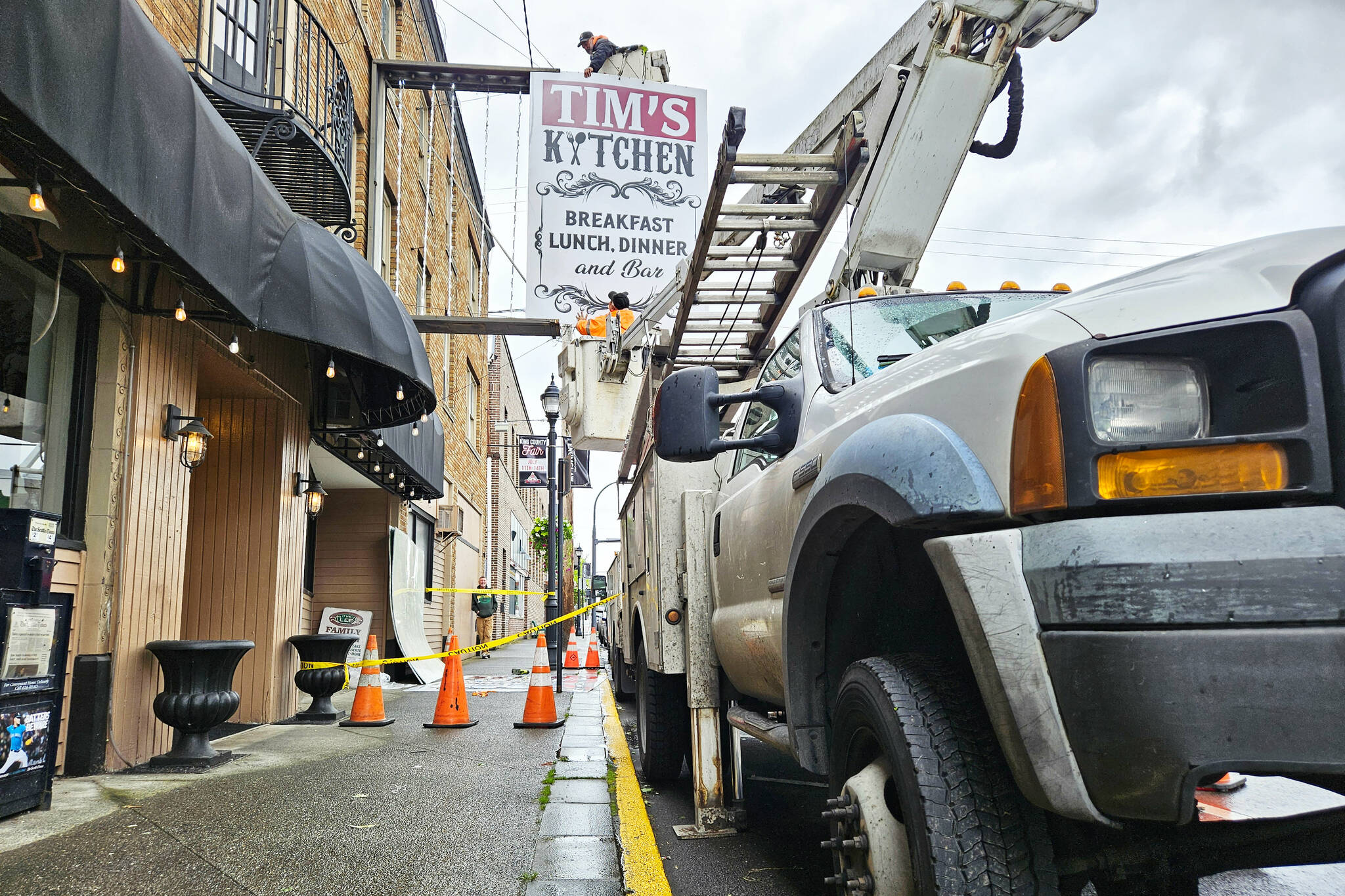 Photo by Ray Miller-Still
Tim’s Kitchen putting up its own sign up after The Lee closed late last month.