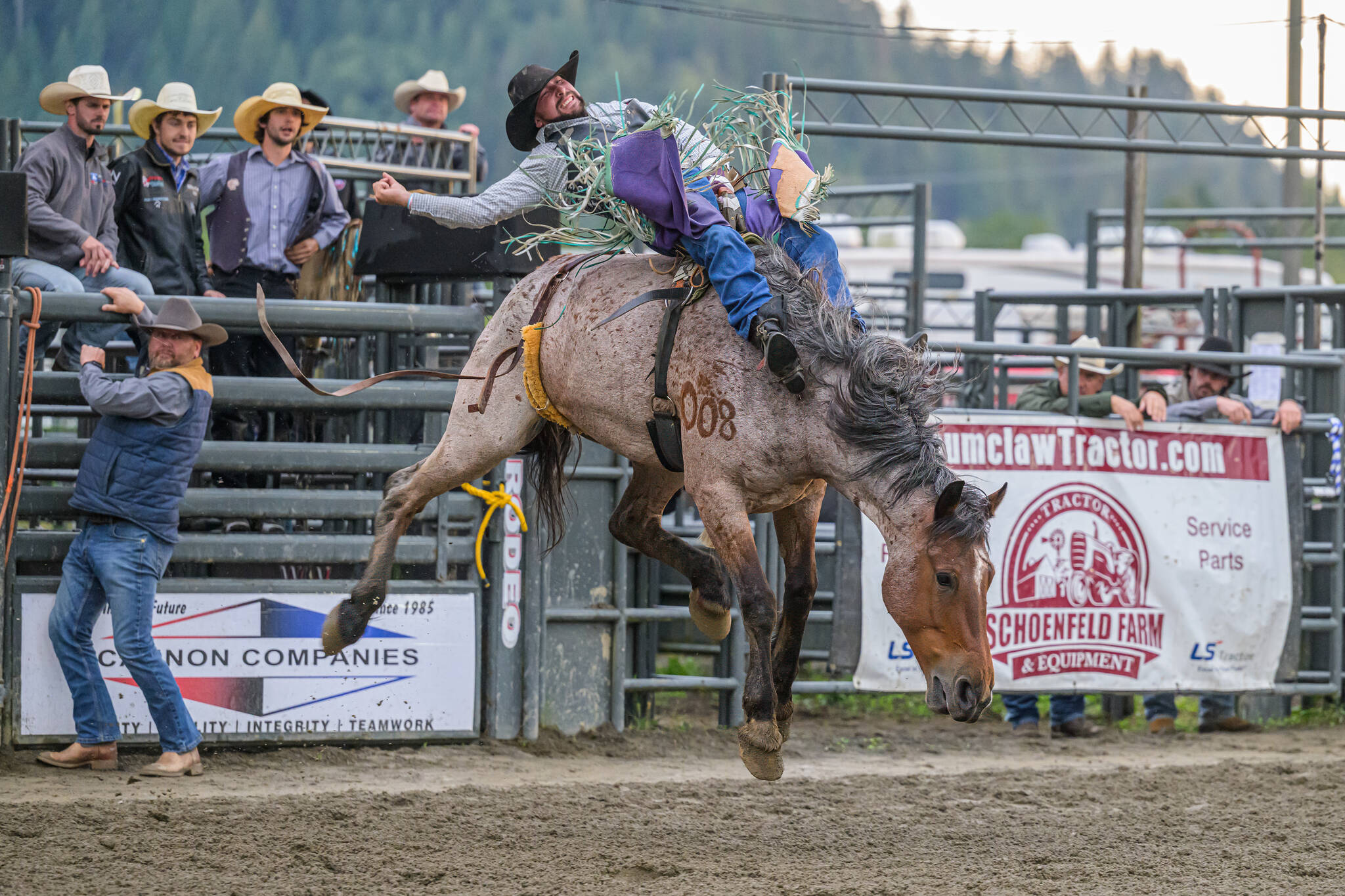 Racing, lassoing and wrestling at the Enumclaw Rodeo | Results and photos