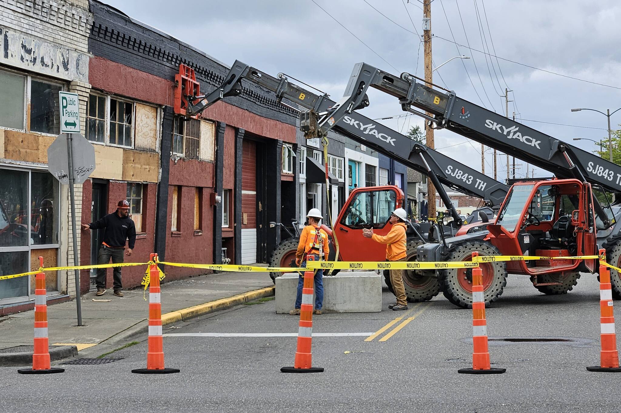 A temporary brace against the Old Paulson Building was put up yesterday, Aug. 26. Photo by Ray Miller-Still