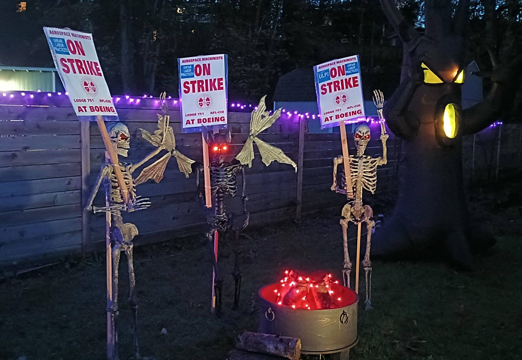 Halloween decorations in Covington support the Boeing strike. (Photo by Bailey Jo Josie/Sound Publishing)