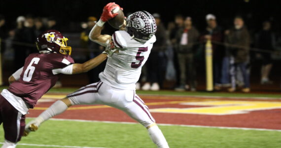 Photo by Todd Overdorf / sonscapeimages.com
EHS’ #5 Colton Paulson tracks the ball all the way to his hands for a large offensive gain in Enumclaw’s win for Battle of the Bridge.