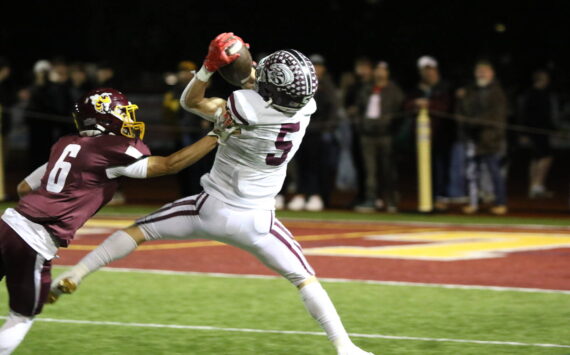 Photo by Todd Overdorf / sonscapeimages.com
EHS’ #5 Colton Paulson tracks the ball all the way to his hands for a large offensive gain in Enumclaw’s win for Battle of the Bridge.