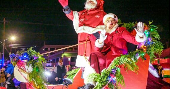 Photos by Vic Wright / vicwright.zenfolio.com
Hundreds of people bundled gathered along Enumclaw’s Cole Street to celebrate the Christmas season with the Chamber of Commerce’s annual Santa Parade, and the festivities could be heard far beyond downtown. Floats traveled down the street for more than an hour and featured local businesses, school clubs, and familiar characters like the Grinch and Santa Claus (who, as we reported last week, no longer vacations in Enumclaw, but of course he still attended the event). The festivities continue on Dec. 14 with the Chamber’s last 5 p.m. Snow on Cole event. For more photos of the parade, go to page 8.