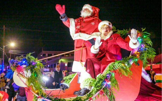 Photos by Vic Wright / vicwright.zenfolio.com
Hundreds of people bundled gathered along Enumclaw’s Cole Street to celebrate the Christmas season with the Chamber of Commerce’s annual Santa Parade, and the festivities could be heard far beyond downtown. Floats traveled down the street for more than an hour and featured local businesses, school clubs, and familiar characters like the Grinch and Santa Claus (who, as we reported last week, no longer vacations in Enumclaw, but of course he still attended the event). The festivities continue on Dec. 14 with the Chamber’s last 5 p.m. Snow on Cole event. For more photos of the parade, go to page 8.