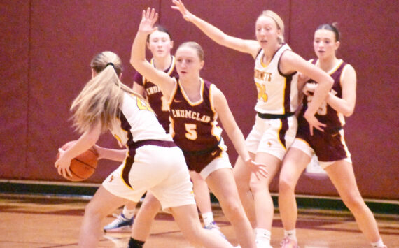 PHOTOS BY KEVIN HANSON The season’s first edition of the Hornet-Hornet girls basketball game took place Jan. 8 in the White River High gymnasium and saw the host team emerge with a 69-31 victory. In this photo, EHS defenders (from left) Kaidyn Johnson, Clare Largent (#5) and Ava Smith look to shut off a passing lane to White River’s Vivian Kingston. The neighboring schools will meet again the evening of February 6 in the NPSL 3A regular season finale.