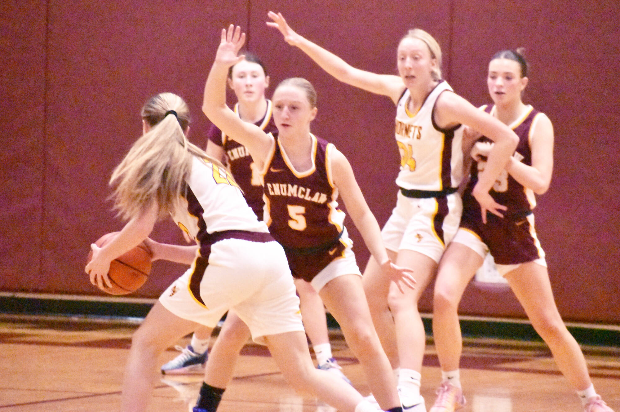 PHOTOS BY KEVIN HANSON The season’s first edition of the Hornet-Hornet girls basketball game took place Jan. 8 in the White River High gymnasium and saw the host team emerge with a 69-31 victory. In this photo, EHS defenders (from left) Kaidyn Johnson, Clare Largent (#5) and Ava Smith look to shut off a passing lane to White River’s Vivian Kingston. The neighboring schools will meet again the evening of February 6 in the NPSL 3A regular season finale.