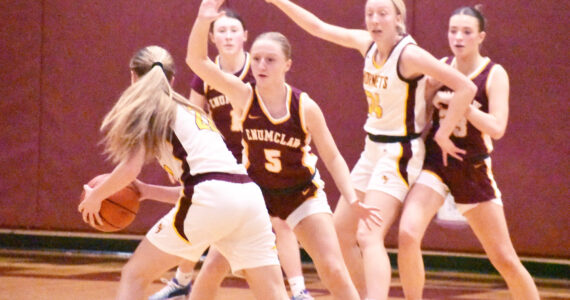 The season’s first edition of the Hornet-Hornet girls basketball game took place Jan. 8 in the White River High gymnasium and saw the host team emerge with a 69-31 victory. In this photo, EHS defenders (from left) Kaidyn Johnson, Clare Largent (#5) and Ava Smith look to shut off a passing lane to White River’s Vivian Kingston. PHOTO BY KEVIN HANSON